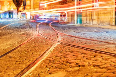 Lizbon, Portekiz 'de şehir ışıkları olan tramvay raylarının şehir dokusu