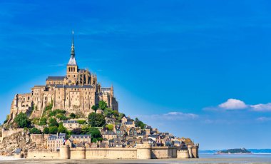 Bay ve Mont de Saint Michel mavi gökyüzü gününde, Normandiya, Fransa