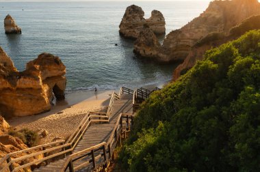 Camilo plajı manzarası, gün doğumunda, Lagos, Algarve 'de.