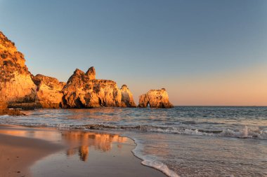 Günbatımında Portekiz, Algarve 'deki Alvor plajı manzarası