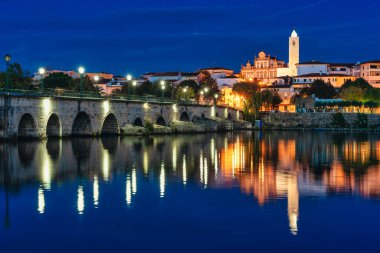 Portekiz 'in Tras os Montes kentindeki Mirandela şehrinin panoramik manzarası