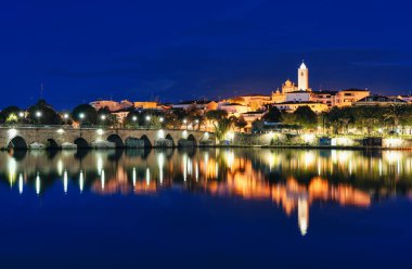 Portekiz 'in Tras os Montes kentindeki Mirandela şehrinin panoramik manzarası