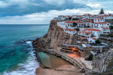 Sintra Portekiz 'de tipik bir balıkçı köyü olan Azenhas do Mar' da doğal yüzme havuzu.