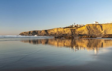 Zambujeira do Mar Beach, Costa Vicentina, Alentejo, Portuga 'nın sularındaki yansıma