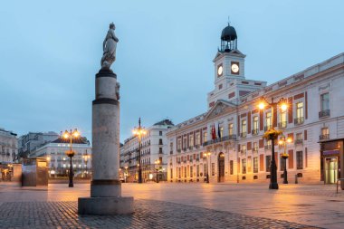 Puerta del Sol 'daki MAdrid hükümet binası - mavi saat