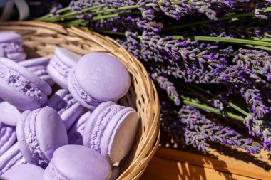 Lavanta sabunları ve lavanta bitkileri.