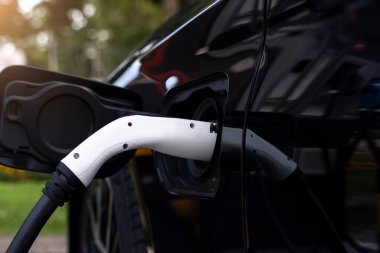 Elektrik Aracı 'EV' kamu ücret noktasında şarj ediliyor