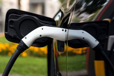 Elektrik Aracı 'EV' kamu ücret noktasında şarj ediliyor