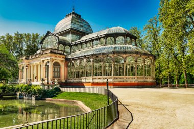 Madrid, Spai 'deki Etiro parkındaki kristal saray.