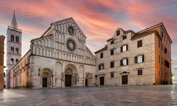 Zadar, Croati 'de gün doğumunda St. Anastasia Katedrali' nin ön cephesinin panoramik görüntüsü