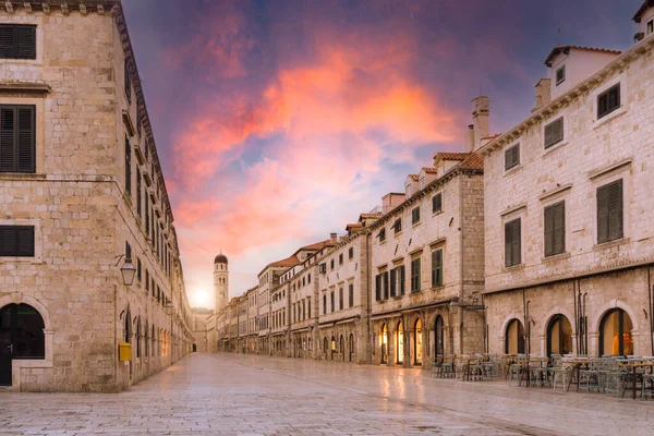 Hırvatistan 'ın eski Dubrovnik kentindeki ana caddenin gün batımında manzarası