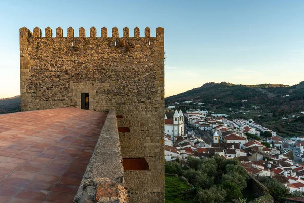 Portekiz 'in Alentejo kentindeki ortaçağ Castelo de Vide kasabasının panoramik manzarası