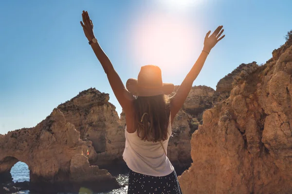 Ponta da Piedade mağaralarına bakan genç bir kadın.