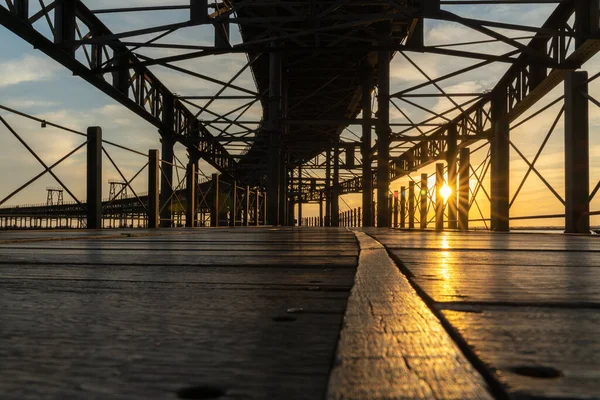 Huelva, Endülüs, İspanya 'daki Eski Rio Tinto Madenleri Limanı - Gün batımı.