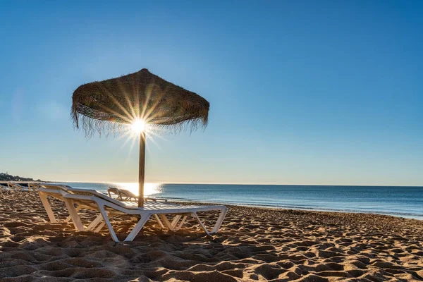 Пляжні Стільці Солом Яною Парасолькою Пляжі Промені Сонця — стокове фото