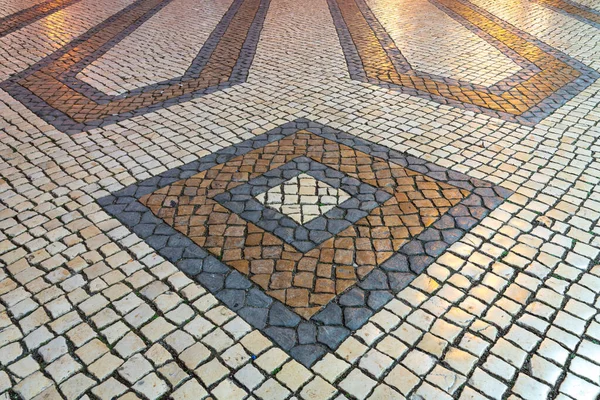 Geometrik detay Portekiz kaldırımında kireç taşı ve bazalt ile çalıştı