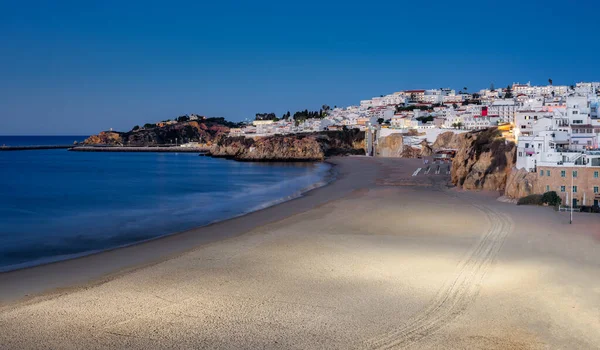 Albufeira şehri ve balıkçıların plaj evi manzarası