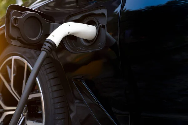 Elektrik Aracı 'EV' kamu ücret noktasında şarj ediliyor