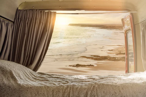 Vista Dentro Uma Campervan Adaptada Para Pôr Sol Praia Conceito Imagem De Stock
