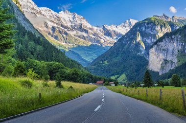 İsviçre Alpleri 'nin dağ köylerine giden yol.