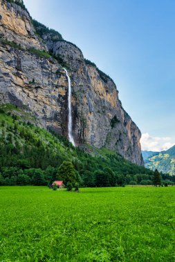 İsviçre 'deki Lauterbrunnen Vadisi' ndeki Staubbach Şelalesi manzarası