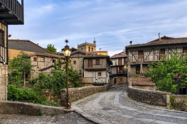 İspanya 'nın Salamanca kentindeki La Alberca köyünün köprü girişinin manzarası