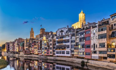 İspanya 'nın Katalonya katedrali ile birlikte gün batımında Girona şehrinin tarihi merkezindeki görüntüsü