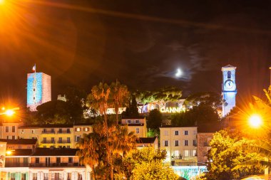 Cannes şehrinin gece görüşü, ay ışığında, Kosta Azul 'da, Güney Frankta