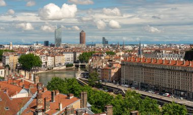 Fransa 'daki Cidade de Lyon' un havadan görünüşü - Rhone nehri ve gökdeleni