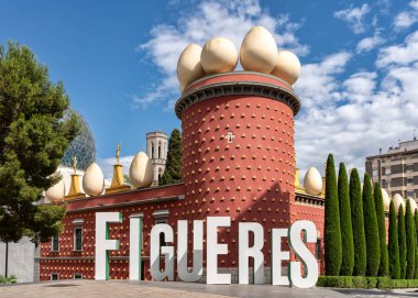 Figueres, Katalonya, İspanya 'daki Salvador Dali Müzesi cephesi