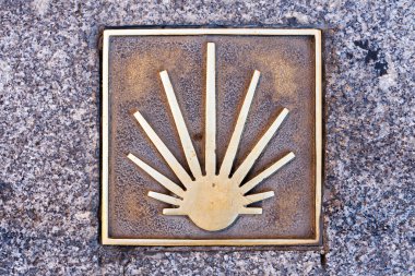 Santiago de Compostela 'ya giden yolu simgeleyen bir deniz kabuğu. Hac yolculuğu.