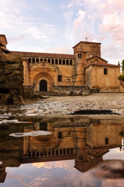 Spai 'deki Santillana del Mar kolej kilisesinin mavi saat manzarası.