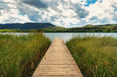 Katalonya, İspanya 'daki Banyoles Gölü' nde yürüyüş yolu
