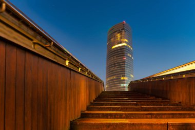 Bilbao, İspanya 'daki gökdelen, Ria de Bilbao köprüsünün merdivenlerinde çerçevelenmiş.