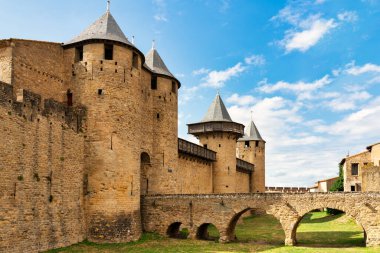 Fransa 'nın ortaçağ duvarlı kenti Carcassonne' daki kalenin gece manzarası.