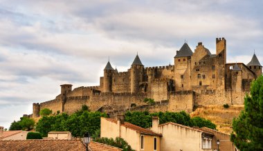 Fransa 'nın ortaçağ duvarlı kenti Carcassonne' daki kalenin gece manzarası.