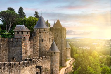 Fransa 'nın ortaçağ duvarlı kenti Carcassonne' daki kalenin gece manzarası.
