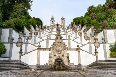 Braga Portekiz 'deki Bom Jesus do Monte tapınağının barok merdivenleri.
