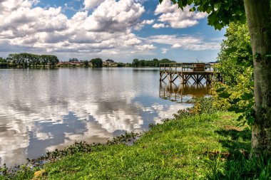 Portekiz, Aveiro 'daki Pateira de Fermentelos' un doğal gölü üzerinde ahşap geçit.
