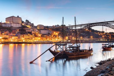 Oporto şehrinin panoramik manzarası ve Portekiz 'deki Douro nehri