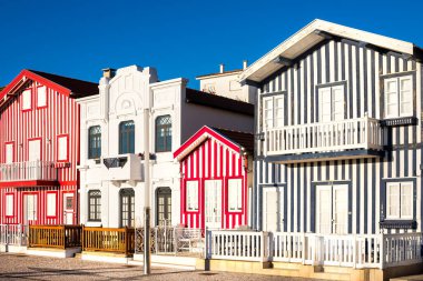 Kosta Nova, Aveiro, Portekiz 'de renkli çizgili ahşap evler manzarası