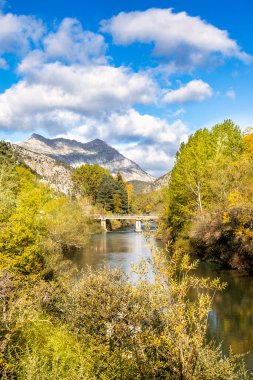 İspanya 'nın Sierra de Riano dağlarıyla Esla Nehri' nin panoramik manzarası.