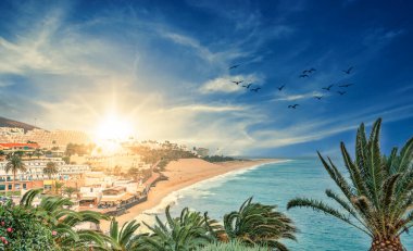 Gün batımında Fuerteventura 'daki Morro Jable Sahili - Kanarya Adaları - İspanya
