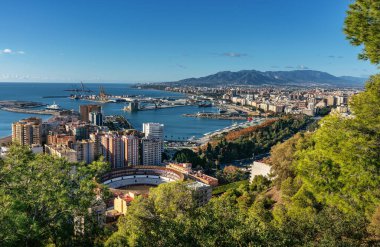 İspanya 'nın Endülüs kentindeki Malaga kentinin panoramik görüntüsü