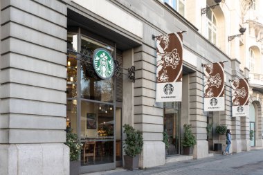 Madrid 'de Starbucks' tan çıkan kadın İspanya