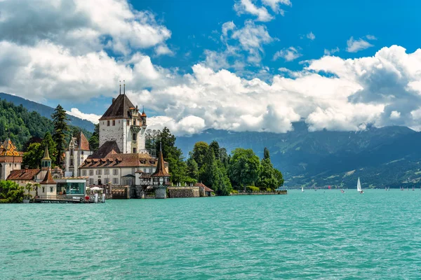 İsviçre 'de Thun Gölü kıyısındaki Spiez kalesi.