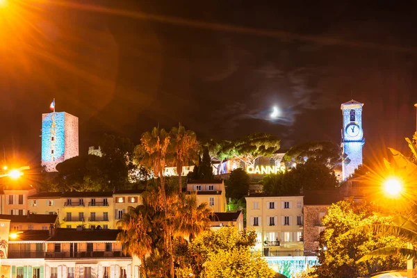 Cannes şehrinin gece görüşü, ay ışığında, Kosta Azul 'da, Güney Frankta