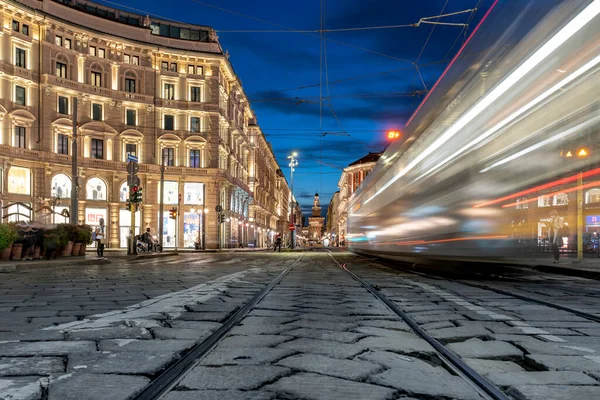 İtalya 'nın Milano merkezindeki bir caddede hareket bulanıklığı