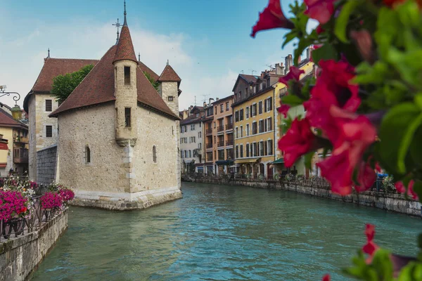 Vue Sur Palais Médiéval Île Annecy France Avec Des Fleurs — Photo