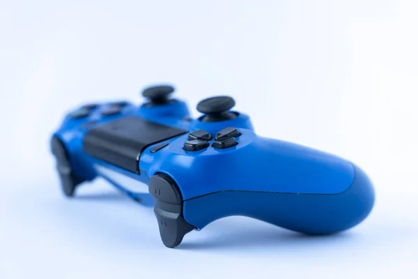 白い背景に青いゲームコンソールコントローラー 選択フォーカス — ストック写真